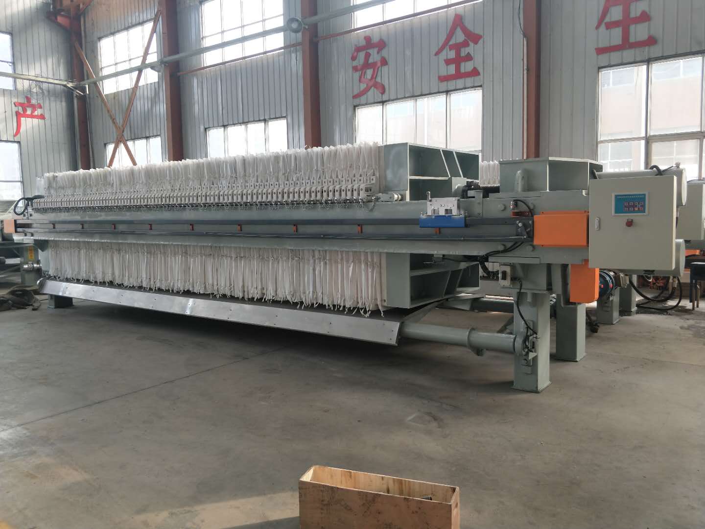 當(dāng)壓濾機(jī)濾板壓力小于正常數(shù)量時，禁止開始操作